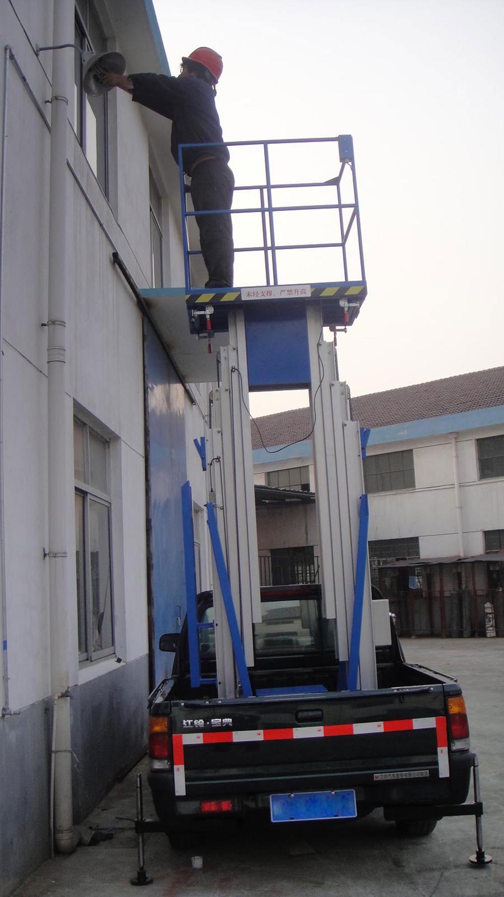 錦江區(qū)購買一臺液壓升降機(jī)大概要多少錢