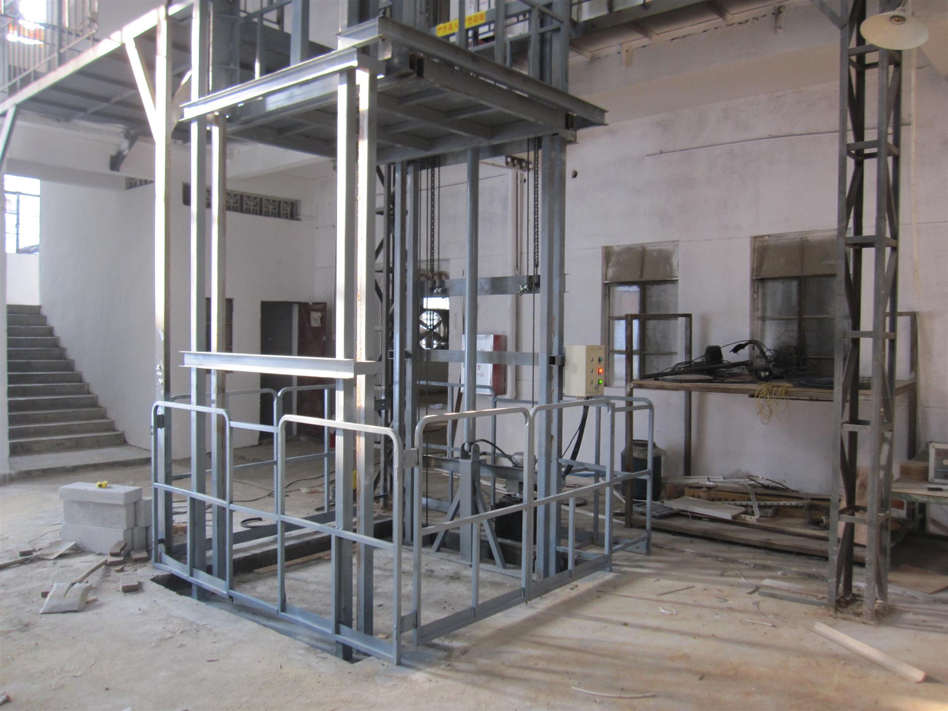 重慶導(dǎo)軌式升降機(jī)、重慶導(dǎo)軌式升降機(jī)廠家價(jià)格